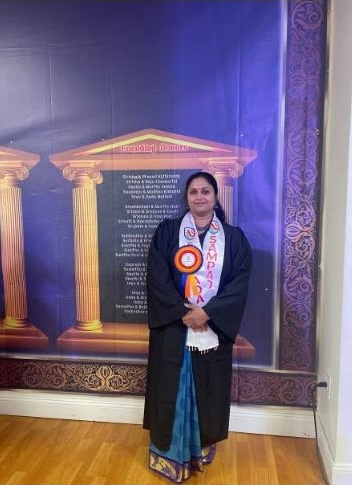 Vidhya Ramaswamy receiving award